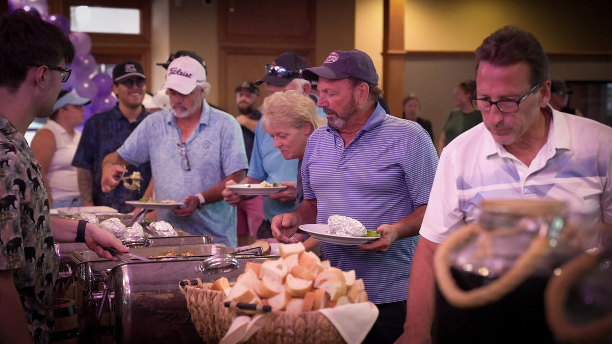 Guests enjoying dinner after the Swing For A Cure round